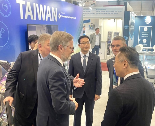 我国「驻捷克臺北经济文化办事处」代表柯良叡(右一)于台湾馆接待捷克总理Petr Fiala(左二)。(图／外贸协会提供）