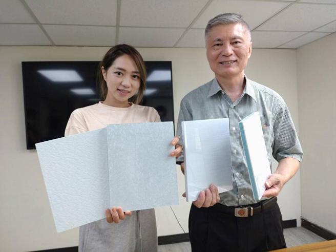 百成生技总经理郑富仁(右)说，未来木厨具採用TPE材料，等级和婴儿奶嘴一样，没有密集板的缺点，环保耐用。图／曾丽芳      