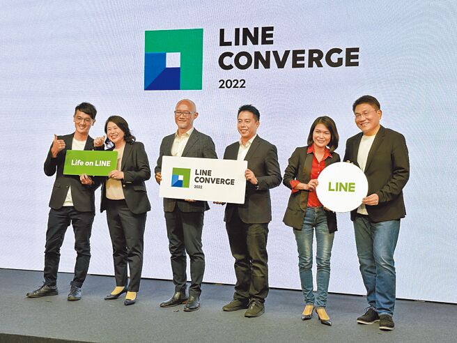 LINE 4日再次舉辦實體LINE CONVERGE年度記者會，圖為LINE台灣執行長陳立人（左三）。圖／王賜麟