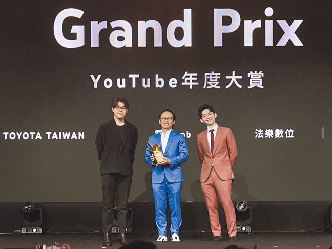和泰汽车TOYOTA车辆营业本部长刘传宏（中）代表领受2022 YouTube「最佳媒体综效奖」与「YouTube年度大赏」。图／业者提供