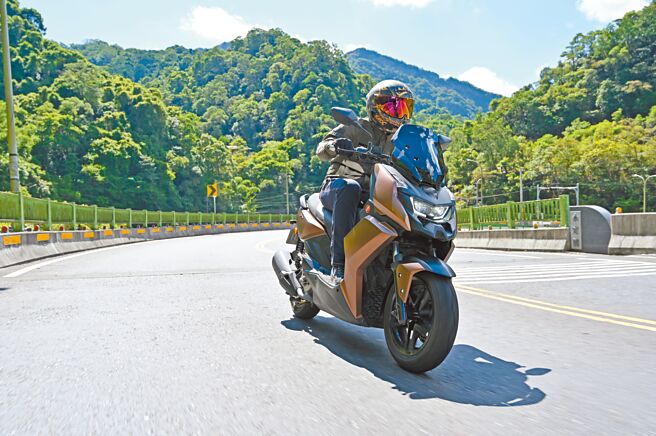 宏佳騰新世代油車黃牌STR上市，輕巧靈活操控與高CP值，吸引年輕族群。圖／宏佳騰提供