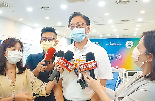 国民党桃园市长参选人张善政（右二）4日直指疫情从哪开始并不重要，重要的是谁做的错误决策让疫情蔓延，点名陈时中和郑文灿袒护「3+11」酿大破口，诺富特之乱至今也不见交代。（蔡依珍摄）