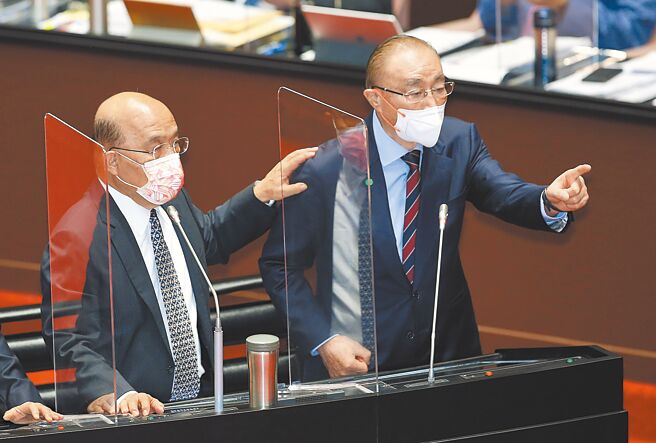 针对立委吕玉玲质疑退辅会未尽责去积极处理退抚基金多扣税金一事，退辅会主委冯世宽（右）动怒指吕讲的不对，行政院长苏贞昌（左）则在一旁拍肩安抚。（姚志平摄）