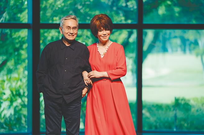 林怀民艺术总监（左）与蔡琴昨一同出席记者会。（云门舞集提供）