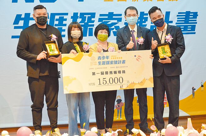 青年署长陈雪玉（左三）及暨南大学校长武东星（右二）恭喜王大卫（左一）、朱柔慈（左二）及李旻融（右一）等3人获奖。（暨南大学提供／林志成台北传真）