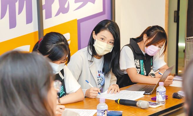 民眾党新竹市长参选人高虹安（中）4日发表9大动物友善政见，她表示，随着时代进步，动物权受重视，盼为毛小孩们打造更友善、宜居的城市。（高虹安团队提供／王惠慧新竹传真）