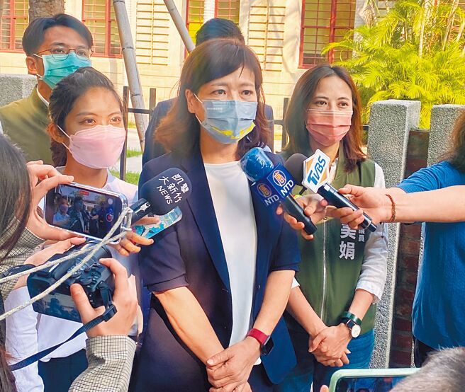 民进党新竹市长参选人沈慧虹4日猛批民眾党高虹安是揽功推过成习惯，有错都怪别人。（陈育贤摄）