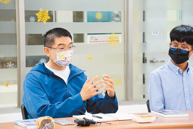 金星案遭不實指控，國民黨基隆市長參選人謝國樑（左）4日對新北市議員李坤城及基隆市議員張顥瀚提告，藉此告訴民眾民進黨會用假的、捏造內容達成攻擊及指控目的。（謝國樑辦公室提供／張志康基隆傳真）