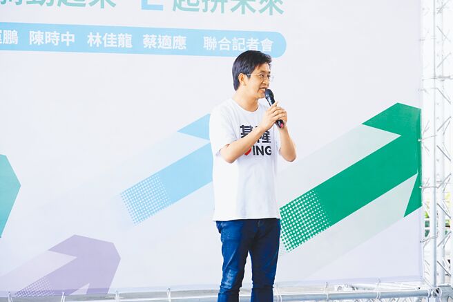 民進黨基隆市長參選人蔡適應4日說，國民黨開記者會抨擊他，謝國樑開直播反駁，兩件事都反映出謝國樑意識到選情危險。（李奇叡攝）