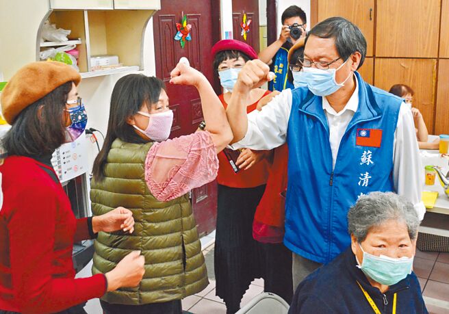 国民党屏东县长参选人苏清泉（右）喊出全方位老人照顾政策，包括执行65岁老人免缴健保费、假牙补助等，让社会福利再升级。（林和生摄）