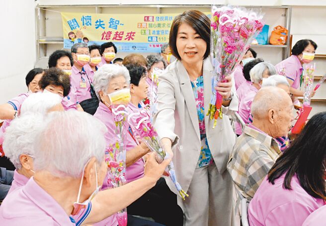 民进党屏东县长参选人周春米（中）承诺，将在县府成立「长照一级单位」，强化行政量能，达成长者在地安老的照顾目标。（林和生摄）