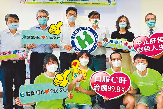 雲林縣長選舉，劉建國（後左三）推高齡研究中心等醫療照護政策。（劉建國競選總部提供／張朝欣雲林傳真）