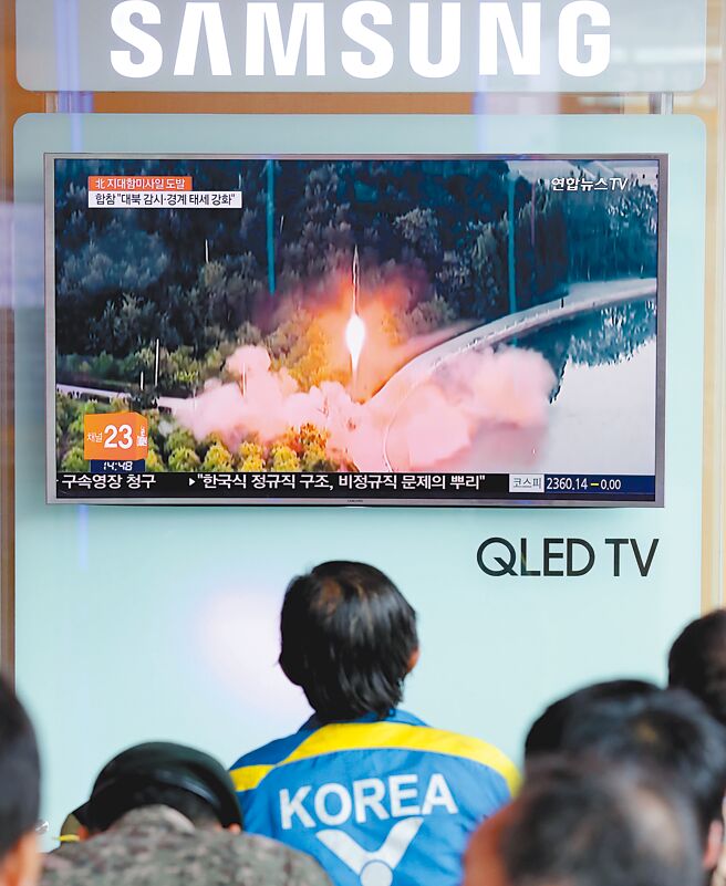 北韓4日上午向東部海域發射極音速彈道飛彈，並飛越日本北海道上空，這是北韓在近10天內第5次發射飛彈，也是北韓今年第23次射彈。圖為南韓民眾過去從電視觀看北韓飛彈試射新聞。（新華社）