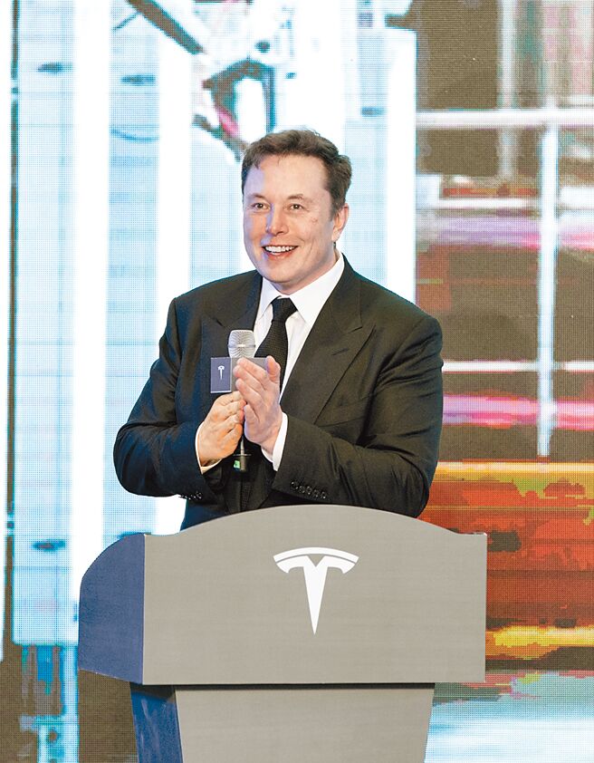 特斯拉執行長、美國億萬富豪馬斯克（見圖）3日在推特提出俄烏和平方案，遭到烏克蘭總統澤倫斯基及官員予以譴責，俄國則表達感謝。（新華社）