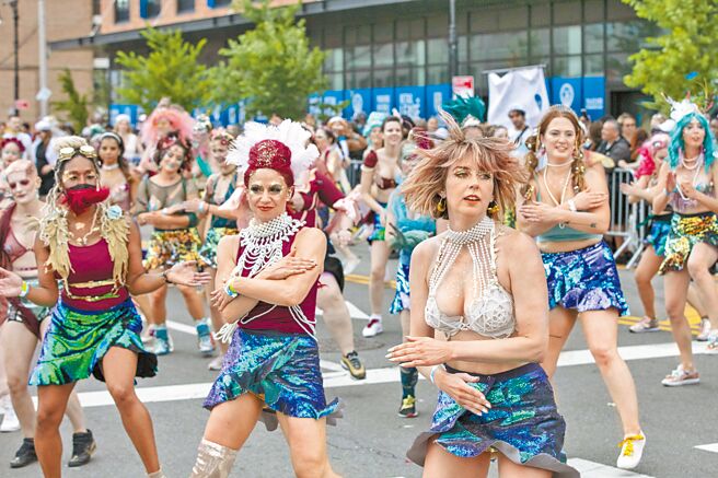 美國疾病控制和預防中心（CDC）3日（當地時間）宣布，停止發布針對美國人出境的全球疫情旅行風險評估。圖為美國紐約康尼島「美人魚遊行」，因受新冠疫情影響，連續2年被迫取消，今夏正式回歸。（中新社）