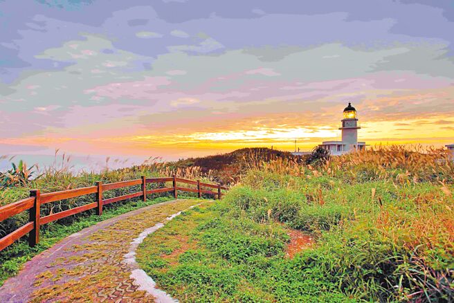 新北市观旅局推出4条贡寮一日游特色游程，「极东渔村浪漫骑乘」带领游客前往三貂角，近距离欣赏台湾最东的纯白色灯塔，一览东北角最美丽的海岸风景。（新北市观旅局提供／陈慰慈新北传真）
