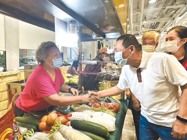 新北市树林保安市场整建完工，市场处昨日举行「新保安 新市趣」记者会，并宣布市场重新开幕，市长侯友宜与摊贩逐一握手互动。（蔡雯如摄）