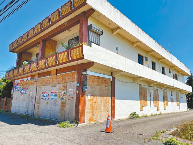 桃园航空城开发中，许多安置户近来陆续搬迁至大园其他里或迁籍至邻近行政区，部分民眾担心投票权受影响。现区段徵收区域中，不少家户已封上木板，图为示意图，非当事搬迁户。（蔡明亘摄）