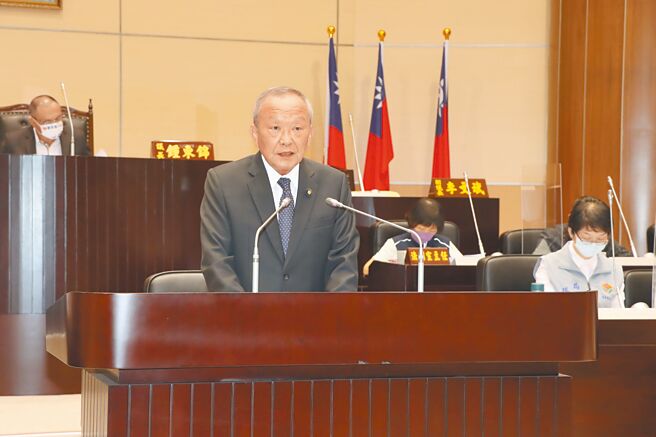 苗栗縣長徐耀昌昨天是任內最後一次施政總報告，針對質疑還債，徐耀昌說，他任內積極招商引資、標售縣有土地，才讓債務償還壓力大幅減輕。（苗栗縣政府提供／李京昇苗栗傳真）