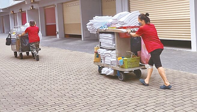 旅宿业中高龄工作者需耗费体力从事房务清洁整理工作，企业可透过「中高龄职务再设计计画」，申请购置省力辅具。（翻摄照片／洪靖宜高雄传真）