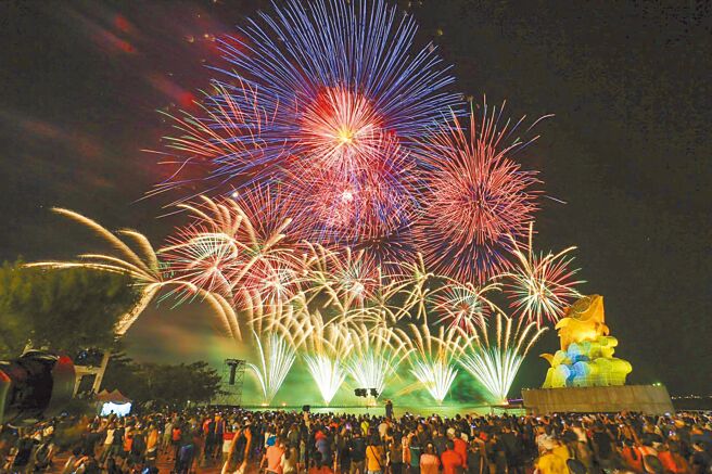 今年首办夏日狂欢祭吸引超过200万人次造访，但有议员质疑，花的都是民脂民膏。（屏县府提供／林和生屏东传真）
