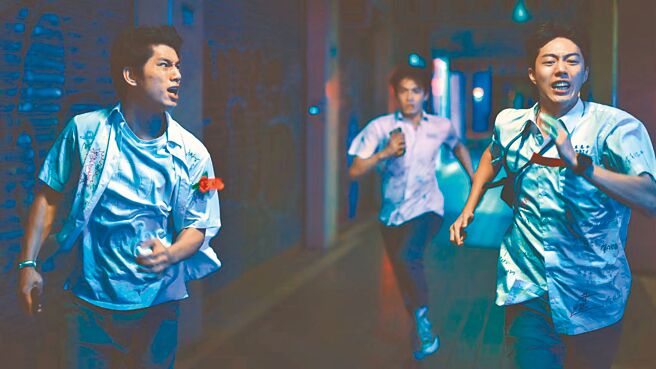 朱軒洋（左起）、宋柏緯、蔡凡熙在《黑的教育》翻轉形象集體黑化。（禾豐九路提供）