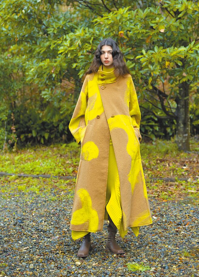 ISSEY MIYAKE斑斓毛织高领开扣大衣，8万300元。（ISSEY MIYAKE提供）