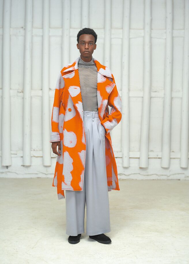 ISSEY MIYAKE斑斓毛织西装领绑带大衣7万5800元、网眼APOC高领长袖上衣1万3800元、果色毛织宽管长裤2万2800元。（ISSEY MIYAKE提供）