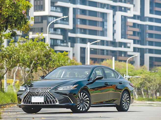 ES 200曜银风尚车型延续过往职人造车工艺。（陈大任摄）