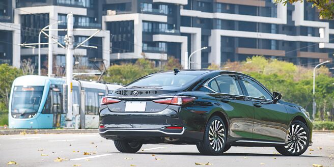 ES 200曜银风尚车型在各处细节上更加精进。（陈大任摄）