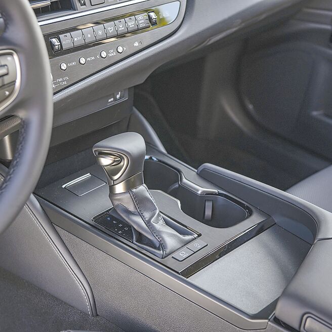 中央大型置杯架。（陈大任摄）