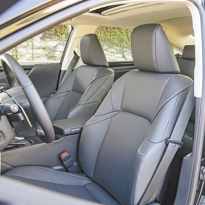 双前座8向电控椅。（陈大任摄）