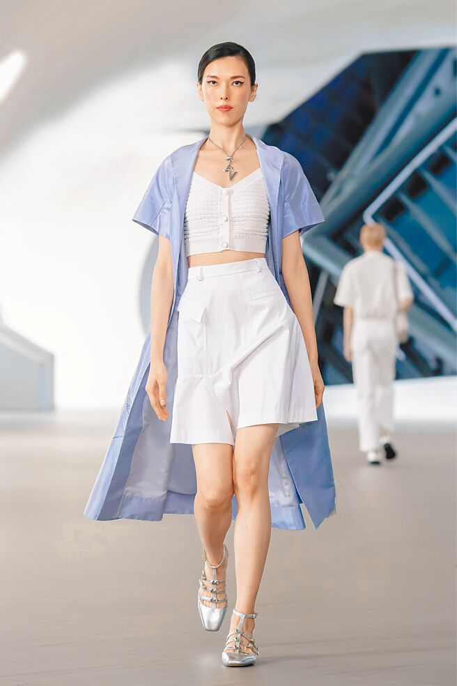 伊林名模王思伟为SHIATZY CHEN演绎2023春夏系列服装。（SHIATZY CHEN提供）