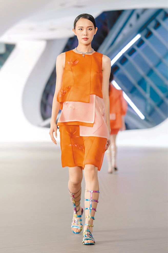 SHIATZY CHEN本季由「七」片裁片所构成的多层次经典洋装，是本季主要造型之一。（SHIATZY CHEN提供）