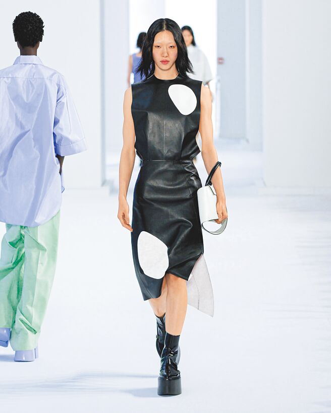 SHANG XIA本季色调以冷调为主，加入波点为服装增添些许趣味性。（SHANG XIA提供）