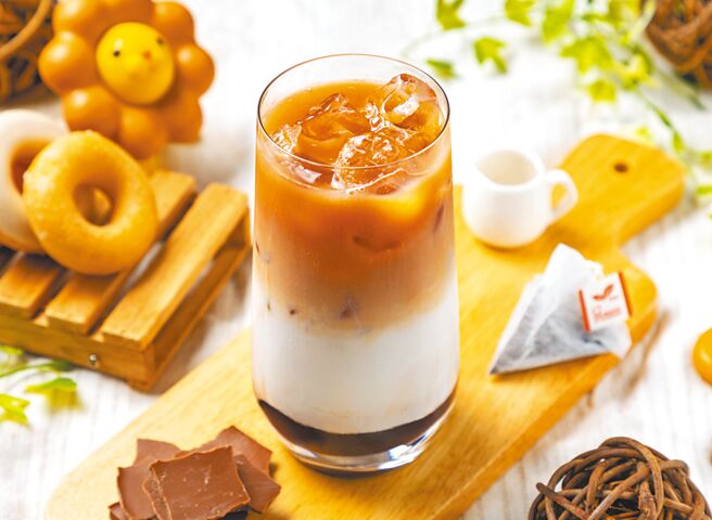 Mister Donut迎18岁，配合天气逐渐转凉，以可可作为主题打造「可可伯爵茶欧蕾」（见图）85元。即起购买咖啡或茶欧蕾系列现做饮品，即可享有饮品第2杯5折，自带饮料杯可再享环保优惠5元。（Mister Donut提供）