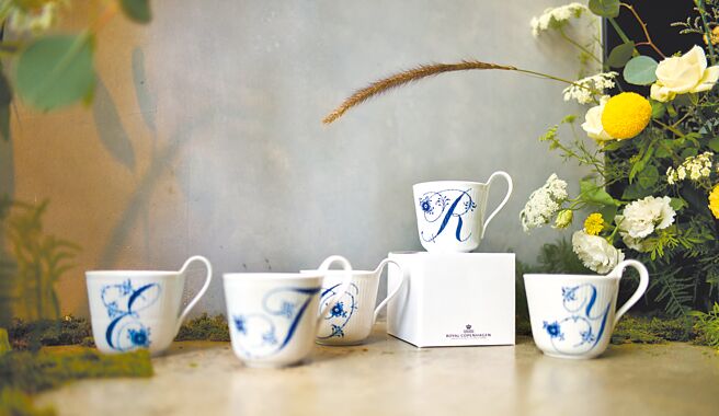 手繪名瓷「皇家哥本哈根Royal Copenhagen」，一套餐點3880元，現預購可獲「字母杯Alphabet Mug」（見圖），均是由資深唐草畫師親手上色。（皇家哥本哈根提供）