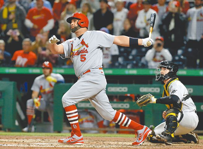 老将普侯斯在6局上敲出生涯第703轰，助红雀先驰得点。（路透）