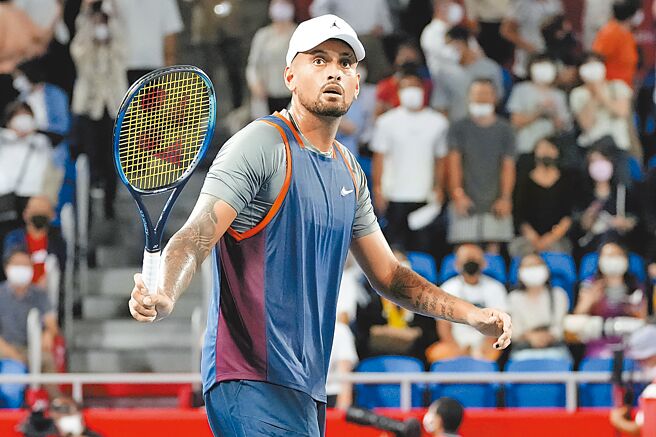 澳洲「坏小子」基瑞欧斯在东京公开赛首轮击败台湾小将曾俊欣。（美联社）