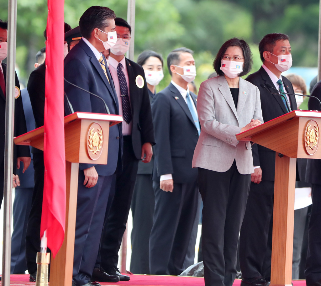 蔡英文總統（右）6日以軍禮歡迎來訪的帛琉共和國總統惠恕仁（左），在典禮中致詞歡迎惠恕仁總統。（鄭任南攝）