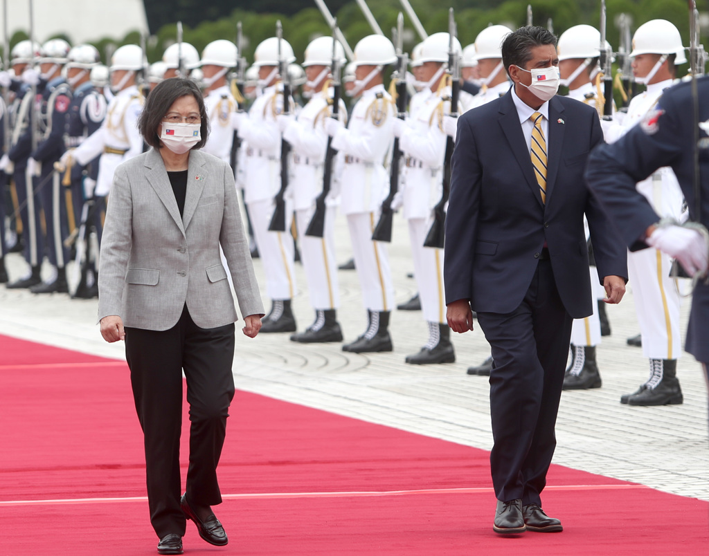  蔡英文總統（左）6日以軍禮歡迎來訪的帛琉共和國總統惠恕仁（右），一同檢閱三軍樂儀隊。（鄭任南攝）