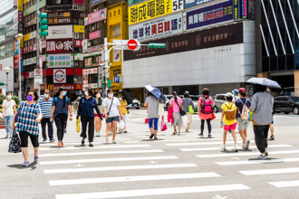 一張「國外人行道對比圖」吸引千人留言　網友後製點出「台灣現象」