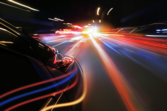 男子因喝醉叫了代駕在回高雄，豈料，該代駕竟然在國道上狂飆，時速高達192km被拍到，他又找不到該代駕聯絡資訊，只好罰單自己吞。（示意圖/shutterstock）