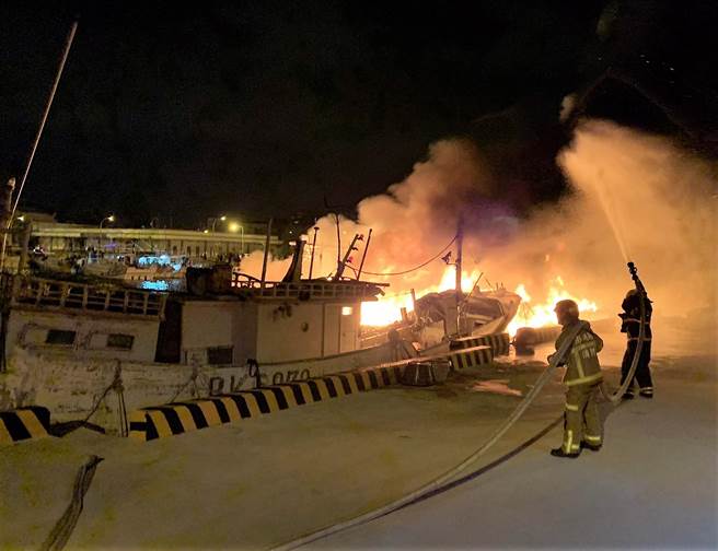 马公市第三渔港海巡署海八码头附近，一艘CT2渔船升顺隆号起火燃烧，由于这2天澎湖海域刮起东北季风，风势助长火势一发不可收拾。（澎湖县消防局提供）