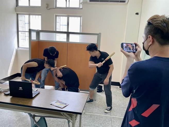 台南市政府警察局刑事警察大队利用勤余时间，运用手机拍摄「海外求职淘金梦碎 悲惨遭遇引以为戒」宣导短片。（南市刑大提供／张毓翎台南传真）