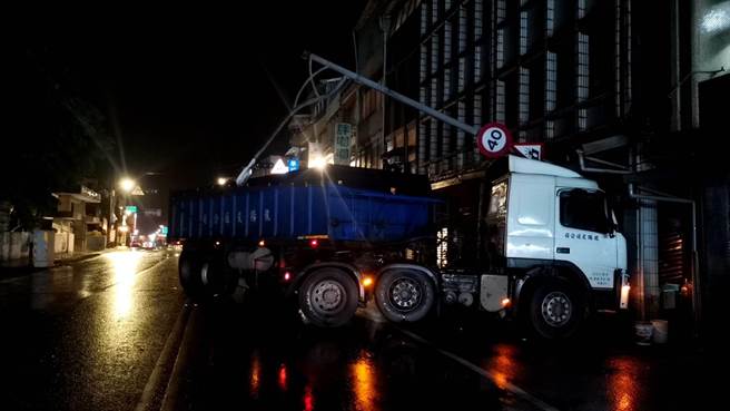 5日深夜在滨海公路澳底路段发生砂石车事故，所幸并未造成人员伤亡。（翻摄照片／张志康基隆传真）
