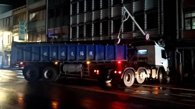 5日深夜在滨海公路澳底路段发生砂石车事故，所幸并未造成人员伤亡。（翻摄照片／张志康基隆传真）