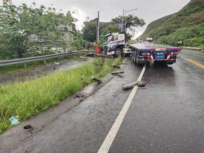 6日早晨在滨海公路福隆到卯澳路段，也发生一起连结车事故，两起事故都起因于天雨路滑。（翻摄照片／张志康基隆传真）