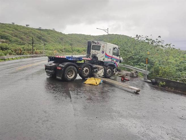 6日早晨在滨海公路福隆到卯澳路段，也发生一起连结车事故，两起事故都起因于天雨路滑。（翻摄照片／张志康基隆传真）