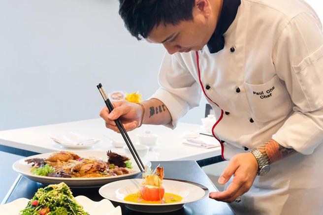 （台北六福万怡酒店「粤亮」广式料理全新推出无菜单料理，主厨朱昱玮以宫廷名菜、顺德佳肴为概念来设计整套料理。图／台北六福万怡酒店提供）